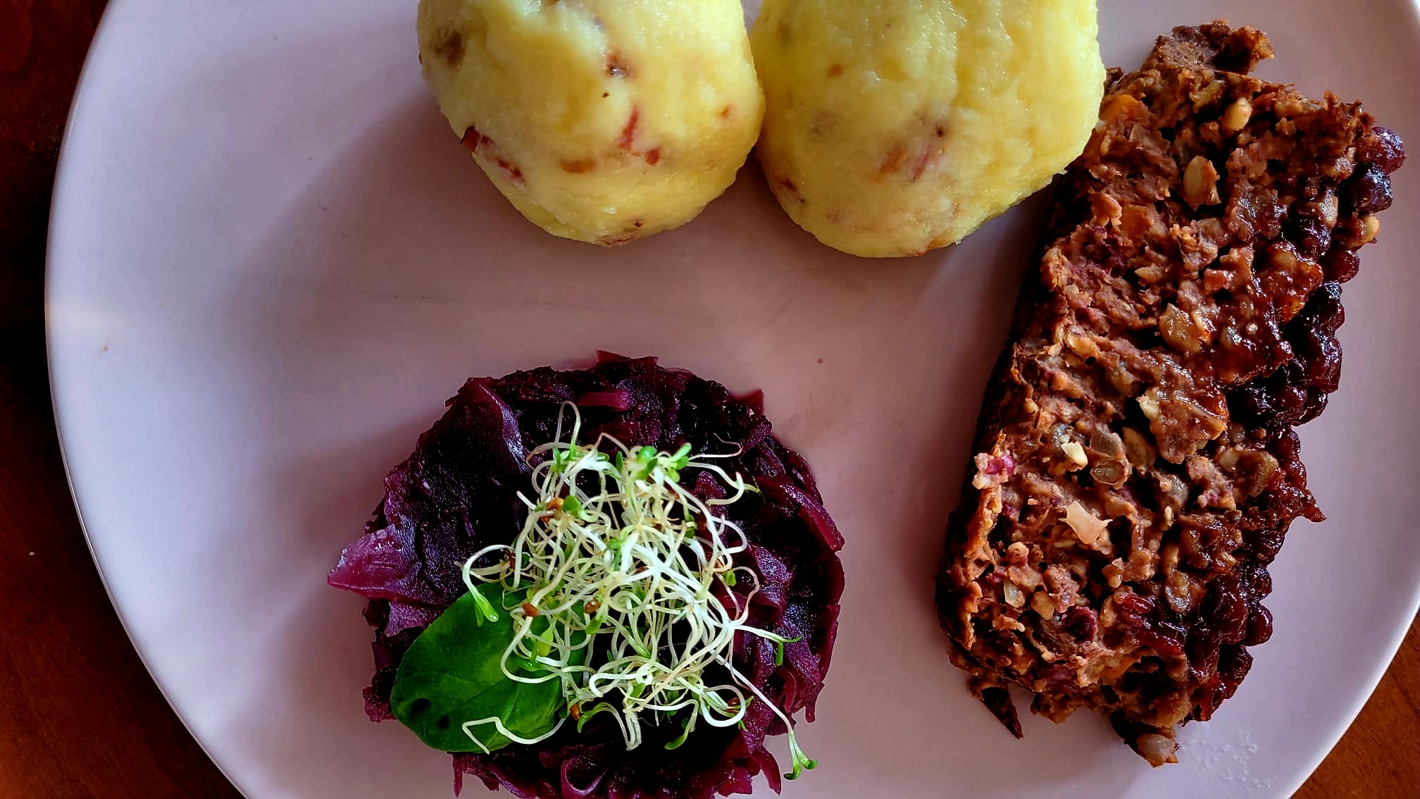 Vegetarischer Braten mit Linsen, Nüssen und Preiselbeeren