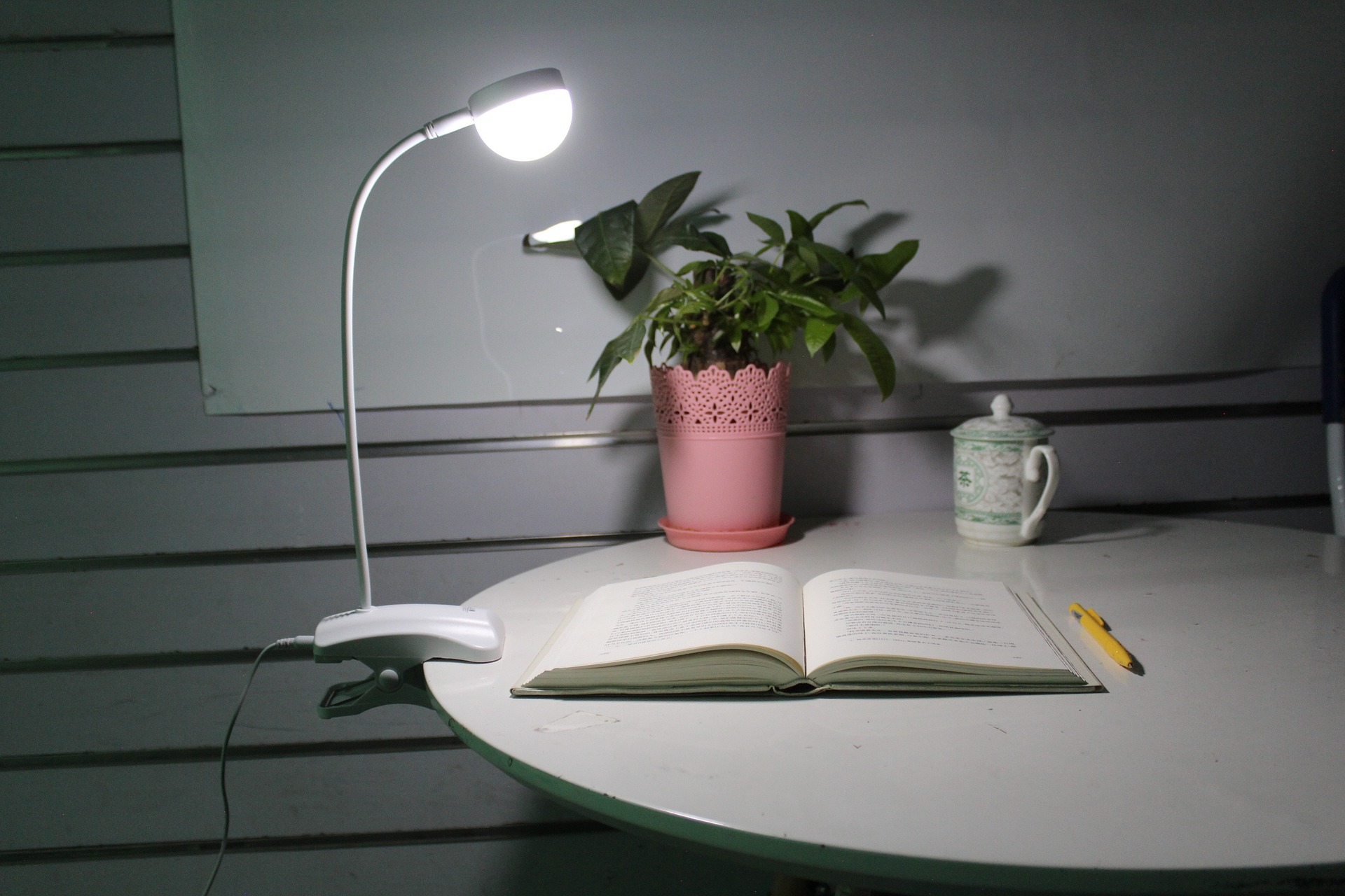 Macht eine Tageslichtlampe am Schreibtisch Sinn oder funktioniert auch eine IKEA Schreibtischlampe?