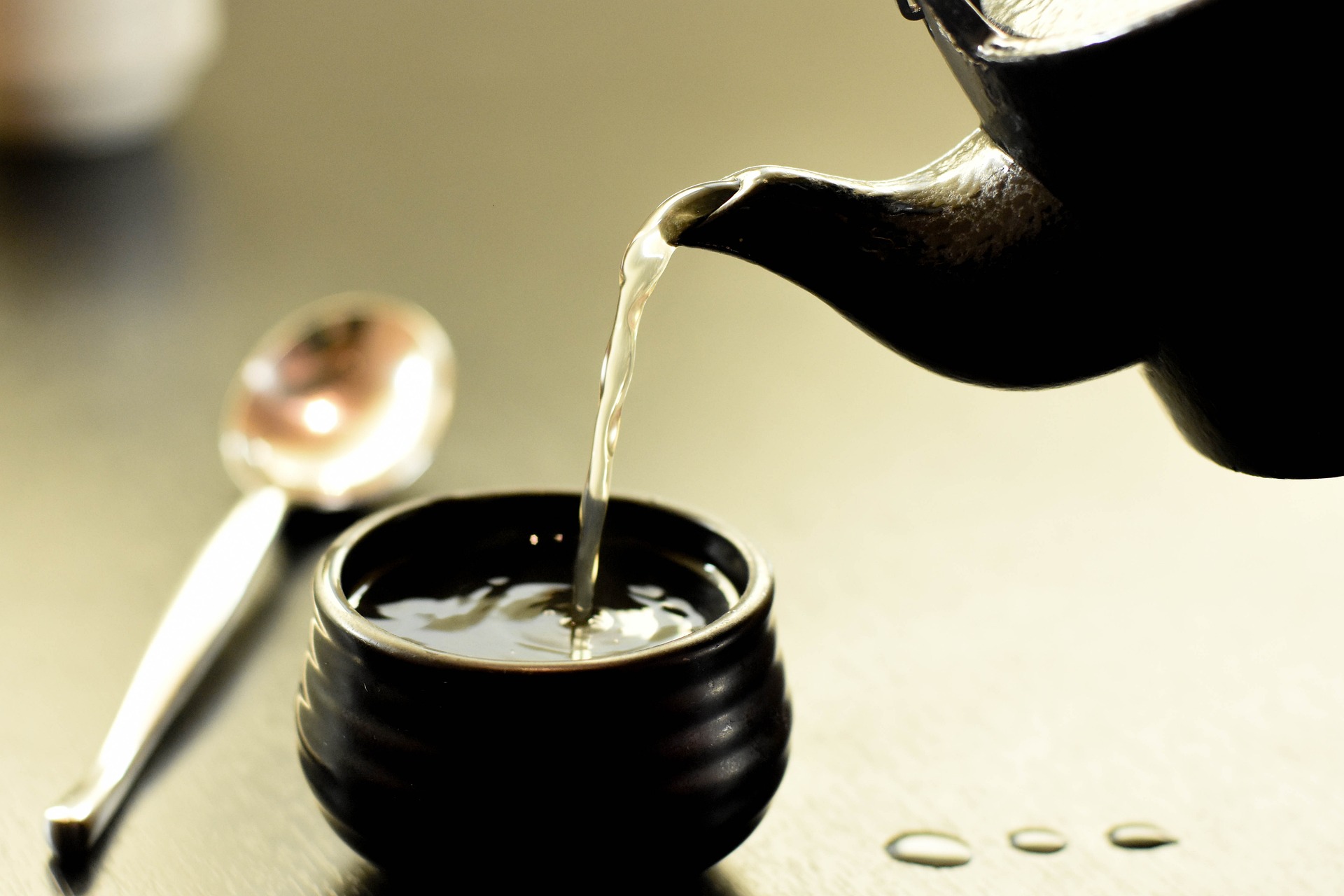 9 Gründe, warum Du morgens warmes Wasser trinken solltest