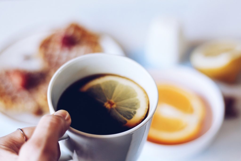schwerazer Kaffee mit Zitrone gegen Kopfschmerzen