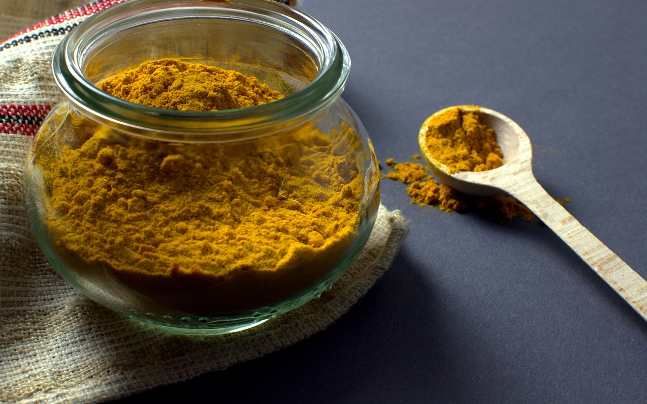 Kurkuma wirkt entzündungshemmend und ist gesund. Kurkuma Rezepte und mehr zu Kurkuma Pulver und Co.